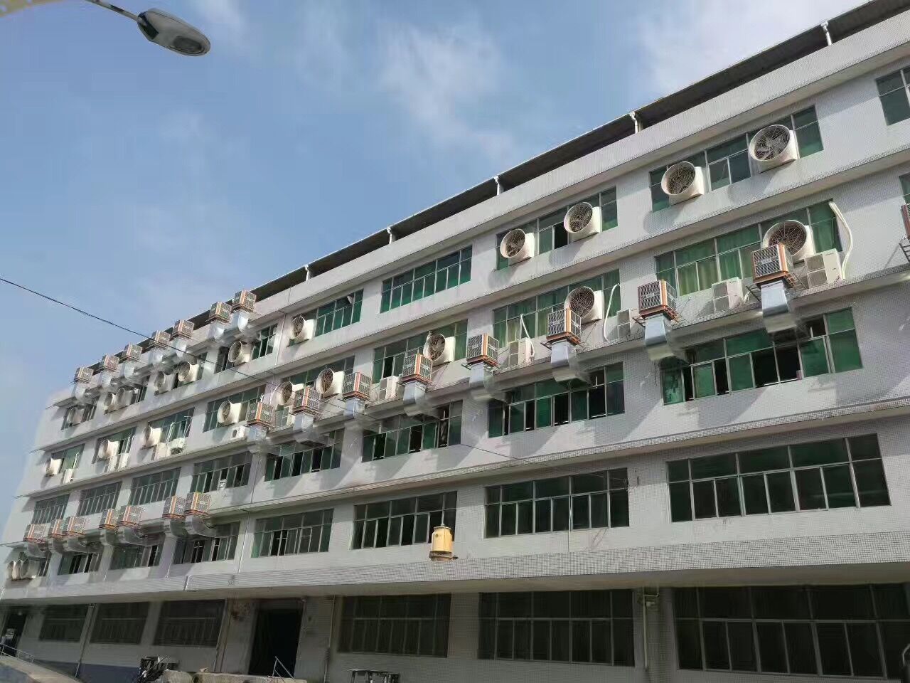  環(huán)保空調(diào),冷風(fēng)機(jī),冷風(fēng)機(jī)廠家,工業(yè)風(fēng)扇,廠房降溫,車(chē)間降溫,工廠降溫,車(chē)間溫控設(shè)備,車(chē)間降溫設(shè)備,工廠降溫設(shè)備,車(chē)間降溫方案,廠房降溫方案,工廠降溫方案,電商物流倉(cāng)儲(chǔ)降溫方案