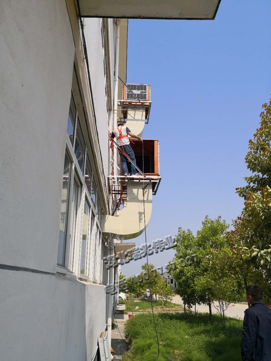 廠房降溫、車間通風(fēng)、車間降溫設(shè)備、車間降溫方法、廠房車間通風(fēng)降溫、通風(fēng)降溫方案、工業(yè)冷風(fēng)機(jī)、水冷空調(diào)