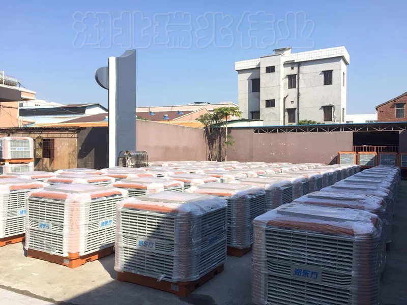 鐵皮廠房冷風機， 環(huán)?？照{(diào),冷風機,冷風機廠家,工業(yè)風扇,廠房降溫,車間降溫,工廠降溫,車間溫控設(shè)備,車間降溫設(shè)備,工廠降溫設(shè)備,車間降溫方案,廠房降溫方案,工廠降溫方案,電商物流倉儲降溫方案