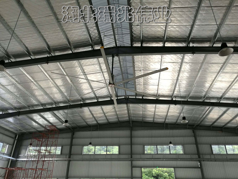 鋼結(jié)構(gòu)廠房通風(fēng)降溫方案,廠房車間通風(fēng)降溫方案,大型工業(yè)風(fēng)扇,物流倉儲大風(fēng)扇,工業(yè)大風(fēng)扇,工業(yè)大吊扇,工業(yè)節(jié)能風(fēng)扇